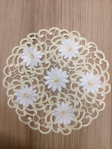 Serwetka gipiurowa haftowana w stokrotki żółty 30cm