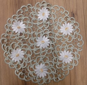 Serwetka gipiurowa haftowana w stokrotki zielony 38cm