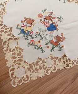 Serweta Wielkanocna 85x85 haftowana zajączki żółty