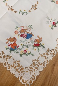 Serweta Wielkanocna 85x85 haftowana zajączki krem