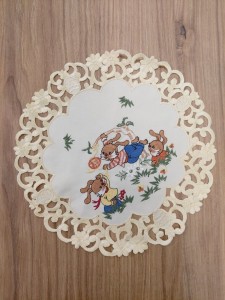 Serwetka 30cm Wielkanoc haft zajączki żółty