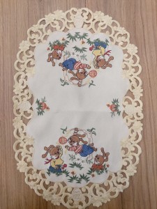 Serwetka wielkanocna haftowana zajączki żółty