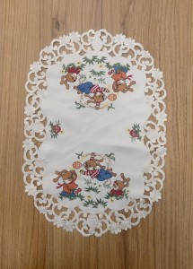 Serwetka wielkanocna haftowana zajączki krem