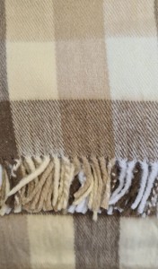 Koc akrylowy 150x200 z frędzlami krata beż krem brąz