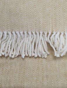 Koc akrylowy 150x200 z frędzlami jodełka zygzak beż krem